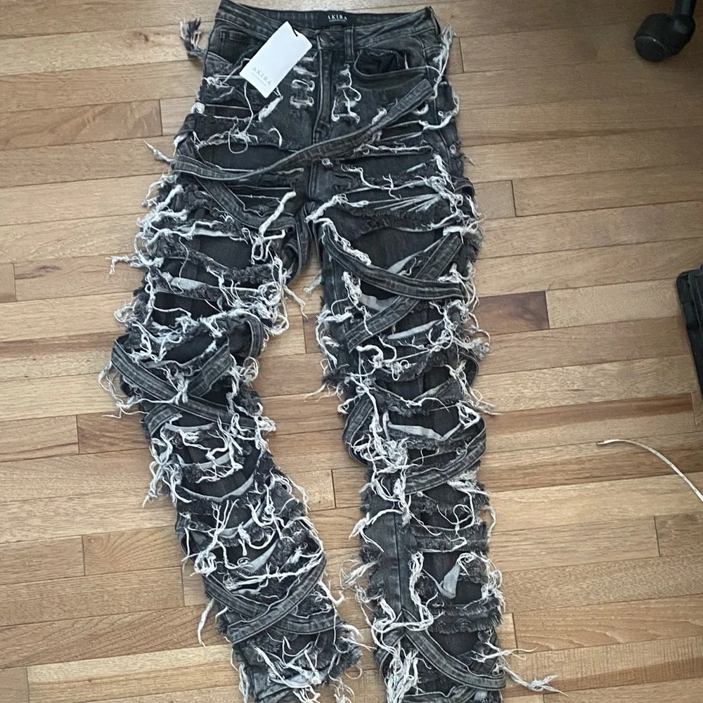 AKIRA SUPER DISTRESSED RELAXED FIT JEANS - Picture 1 of 12